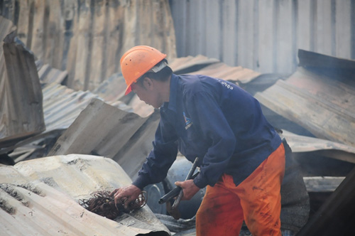 Cháy lán trọ ở HN: Công nhân bới đồ trong đống tro tàn - 11