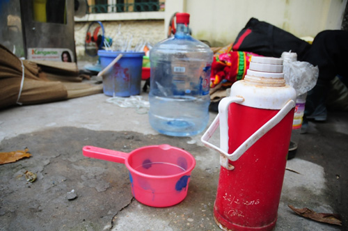 Cháy lán trọ ở HN: Công nhân bới đồ trong đống tro tàn - 13