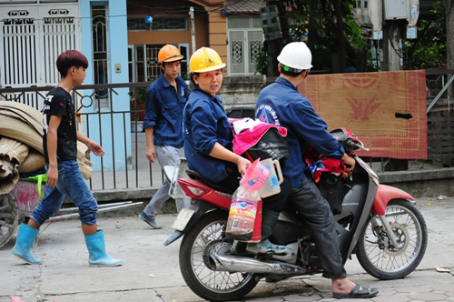 Cháy lán trọ ở HN: Công nhân bới đồ trong đống tro tàn - 14