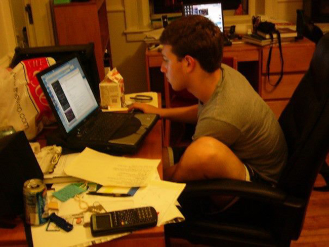 Năm 2003, tại ký túc xá Trường ĐH Harvard (Mỹ), Mark Zuckerberg đã lập trình trang web gọi là 'The Face'. Trang web đăng tải các hình ảnh đánh cắp từ hệ thống quản lý sinh viên của nhà trường, thu hút 22.000 lượt truy cập từ 450 người chỉ trong 4 giờ đầu tiên. Sau đó, nhà trường đã yêu cầu Mark phải hạ website.
