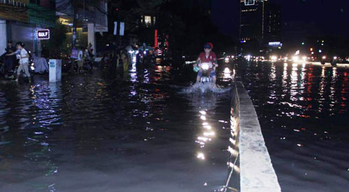 Triều cường đạt đỉnh, nhiều tuyến đường SG có thể ngập - 2