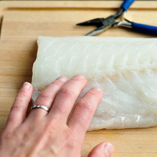 Tuyệt chiêu rút xương cực đơn giản ra khỏi phi lê cá - 2