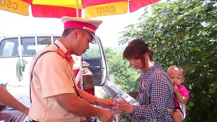 Chạy trốn từ Trung Quốc về Hà Nội, hai mẹ con đói lả - 1