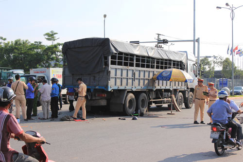 Đà Nẵng: Va chạm với xe tải, hai thanh niên chết thảm - 1