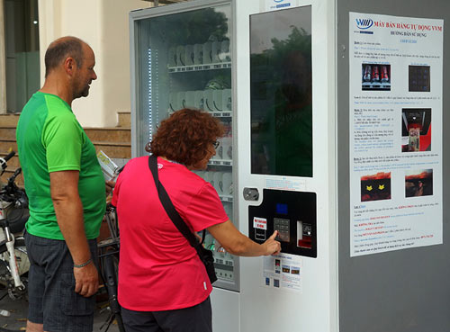 Khóc, cười với máy bán hàng tự động ở Hà Nội - 2