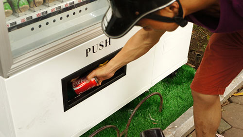 Khóc, cười với máy bán hàng tự động ở Hà Nội - 4