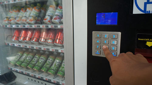 Khóc, cười với máy bán hàng tự động ở Hà Nội - 3