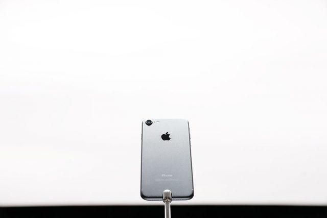 Tổng hợp những tin đồn về iPhone 8 và MacBook Pro mới - 1
