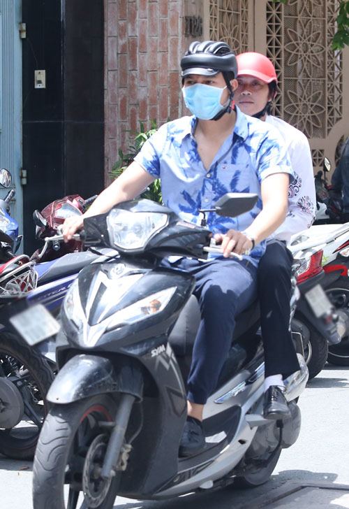 Hoài Linh đi xe máy lặng lẽ đến viếng ca sĩ Minh Thuận - 1