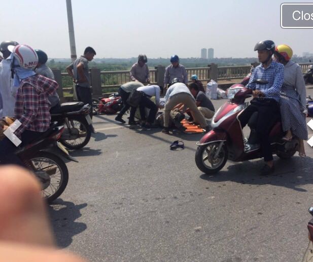 Hà Nội: Ô tô tông hàng loạt xe máy trên cầu Vĩnh Tuy - 1