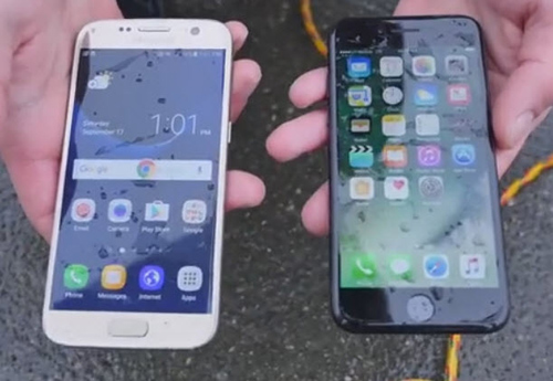 iPhone 7 đọ khả năng chống nước với Galaxy S7 - 1