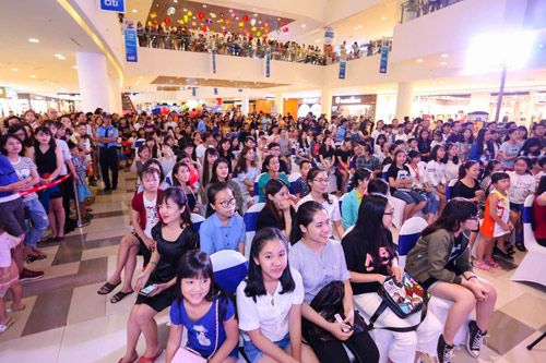 Isaac lịch lãm, HH Thu Thảo đẹp giản dị tại sinh nhật SC VivoCity - 1