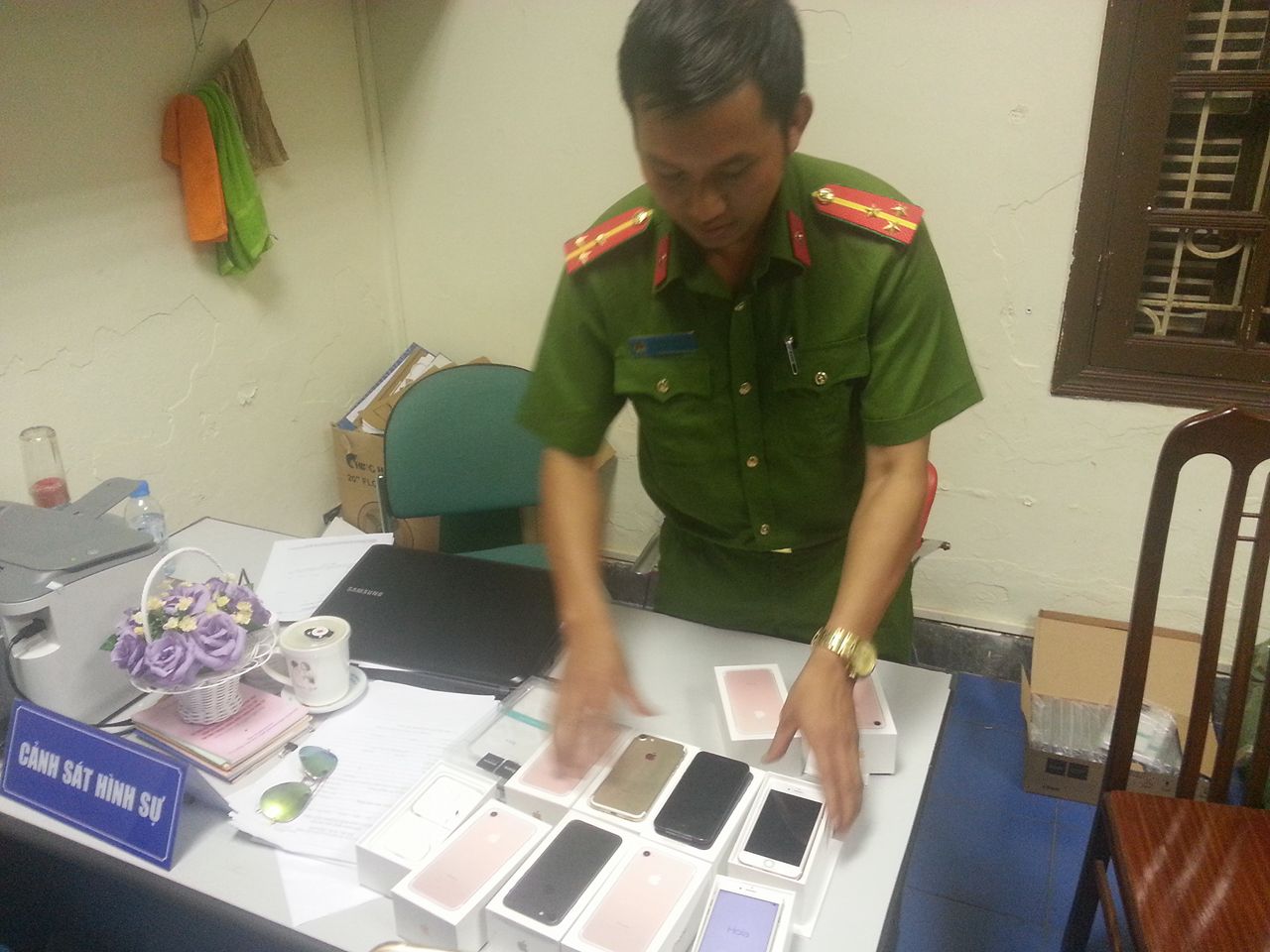 Cảnh sát phát hiện lô iPhone 7 không rõ xuất xứ - 1