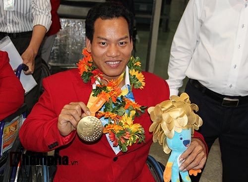 HCV Paralympic Lê Văn Công nhận “mưa” tiền thưởng - 3