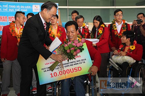 HCV Paralympic Lê Văn Công nhận “mưa” tiền thưởng - 6