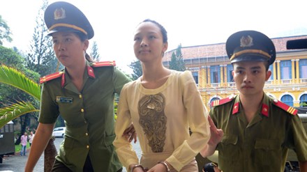 Đang xét xử Hoa hậu Phương Nga lừa đại gia 17 tỷ đồng - 1