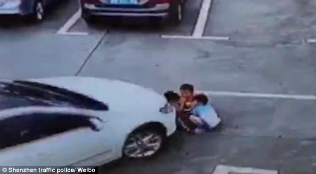 Video: 3 em nhỏ TQ bị ô tô chẹt ngang người vẫn sống sót - 1