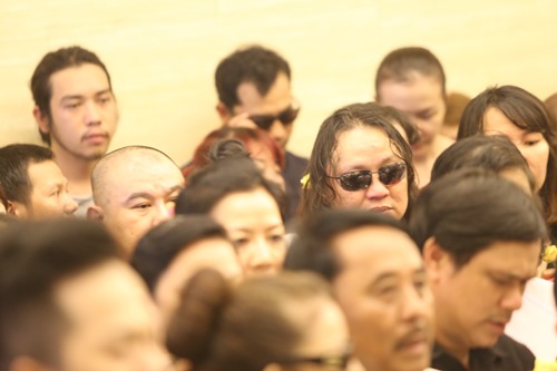 Ca sĩ Nhật Hào bị móc iPhone trong đám tang Minh Thuận - 1