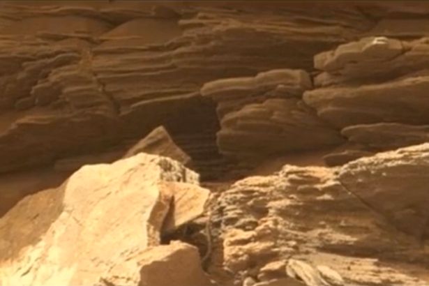 Soi ảnh NASA, thấy... rắn &#34;ngoài hành tinh&#34; có râu trên Sao Hỏa - 1