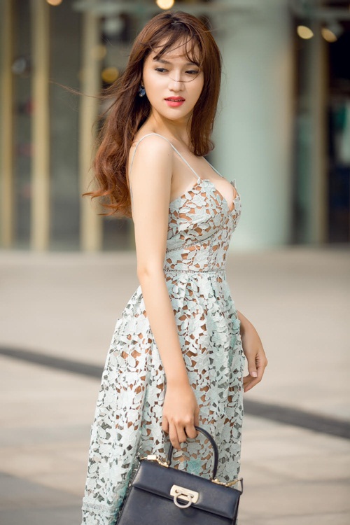 Hương Giang Idol ngày càng &#34;nóng&#34; với váy áo táo bạo - 1