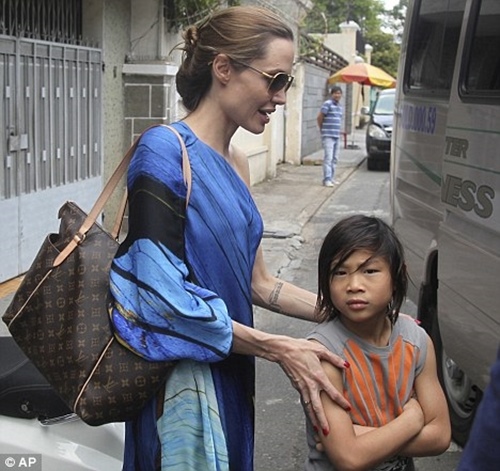 Những kỷ niệm đẹp của Jolie-Pitt trong 4 lần đến Việt Nam - 5