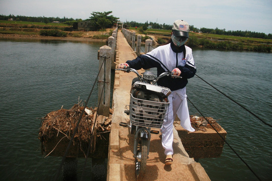 Hàng chục người vĩnh viễn ra đi tại cầu “vĩnh biệt” - 16