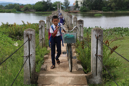 Hàng chục người vĩnh viễn ra đi tại cầu “vĩnh biệt” - 17