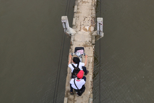 Hàng chục người vĩnh viễn ra đi tại cầu “vĩnh biệt” - 19