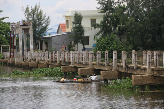 Hàng chục người vĩnh viễn ra đi tại cầu “vĩnh biệt” - 8