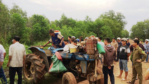 Chở thuốc lá lậu gây tai nạn, tài xế lao ôtô xuống kênh - 2