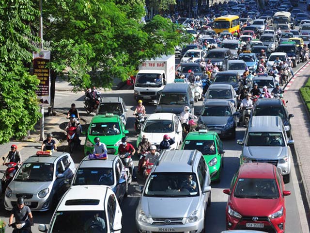 TS Lương Hoài Nam nói về chuyện cấm xe máy ở Hà Nội, TPHCM - 1