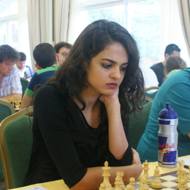 Tania Sachdev sinh năm 1986 tại Delhi, Ấn Độ. Cô từng là nhà vô địch của hai giải đấu danh giá trong làng cờ vua là International Master và Woman Grandmaster.
