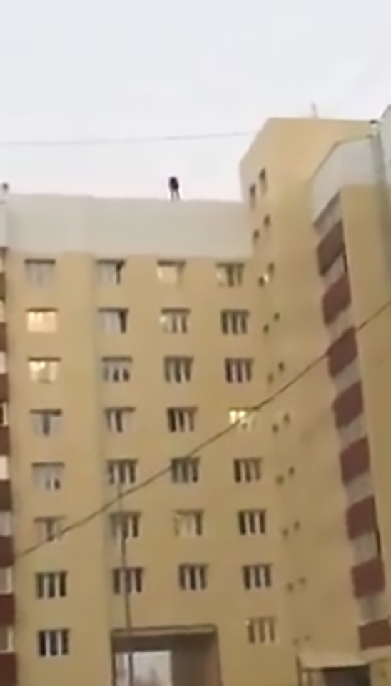 Video: Hãi hùng thanh niên trượt chân từ nóc nhà 9 tầng - 1