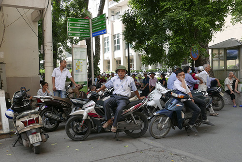 BV Bạch Mai đóng cửa bãi gửi xe: Bộ Y tế lên tiếng - 1