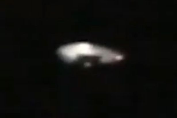 UFO trong “Chiến tranh giữa các vì sao” lượn trên bầu trời Mỹ - 1