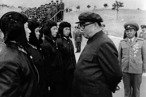 Kim Jong-un khác cha, giống ông nội thế nào - 2