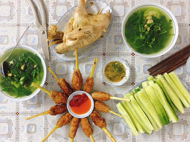Bạn có thể giới thiệu một số món ăn phổ biến từ vùng miền của Việt Nam?
