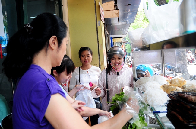 Quán &#34;bún chả Obama&#34; liên tục &#34;cháy&#34; hàng - 7