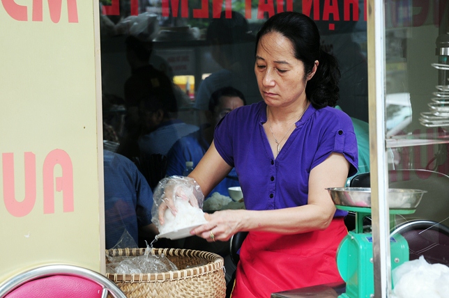 Quán &#34;bún chả Obama&#34; liên tục &#34;cháy&#34; hàng - 6