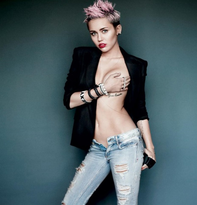 Nói đến "thả rông" thì không thể không nhắc tới nữ ca sĩ nổi loạn Miley Cyrus. Cô cũng là một trong số những mỹ nhân có thân hình lý tưởng ở Hollywood với chiều cao 1m65, nặng 48 kg và số đo 3 vòng 87-61-84 (cm). 
