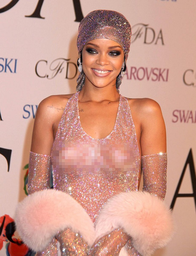 Mỹ nhân cuối cùng trong danh sách này là nữ ca sĩ Rihanna. Cô là một trong những nghệ sĩ "bốc lửa" nhất Hollywood. Cô sở hữu chiều cao 1m73 cùng số đo 3 vòng mĩ miều 87-61-91.5 (cm).