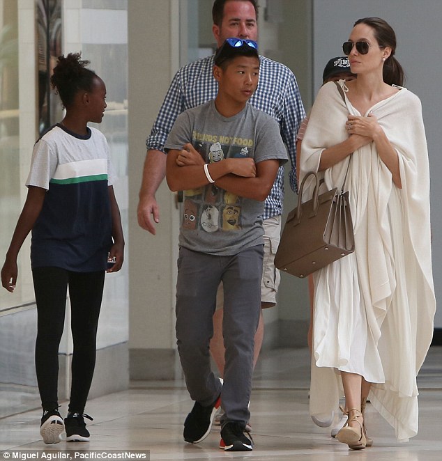 Cuộc sống nhung lụa của con nuôi gốc Việt nhà Jolie-Pitt - 6