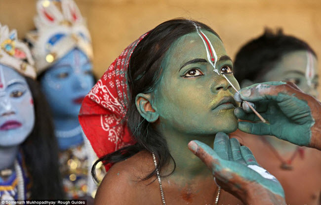 Nhiếp ảnh gia Somenath Mukhopadhyay đã giành được giải nhất của cuộc thi với bức ảnh chụp bé gái trang điểm mặt xanh để chuẩn bị cho một lễ hội. Các giám khảo đánh giá: “Bức ảnh đã ghi lại khoảnh khắc đắt giá và sự tập trung trên gương mặt đứa trẻ. Màu sắc bức ảnh tươi sáng với điểm nhấn là đôi mắt bé gái”.