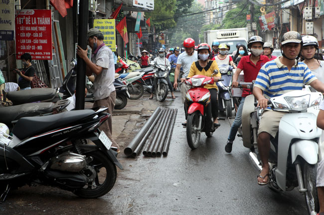 Ảnh: "Tử thần" rình rập người đi đường khắp phố Hà Nội - 4