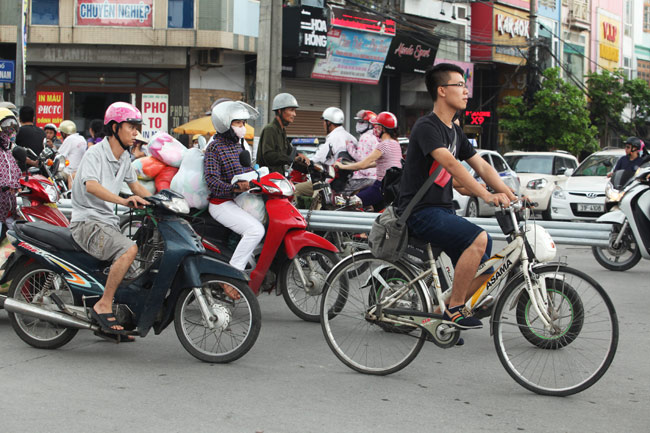 Ảnh: "Tử thần" rình rập người đi đường khắp phố Hà Nội - 9
