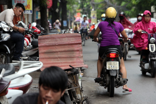 Ảnh: "Tử thần" rình rập người đi đường khắp phố Hà Nội - 6