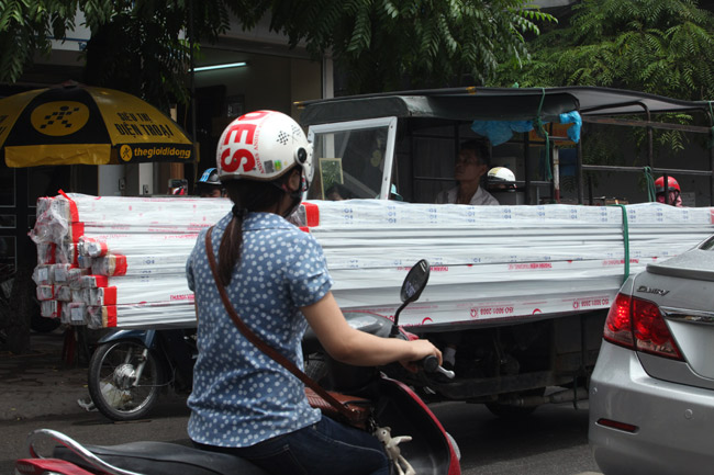 Ảnh: "Tử thần" rình rập người đi đường khắp phố Hà Nội - 8