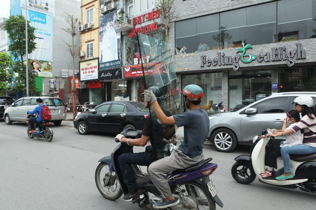 Ảnh: "Tử thần" rình rập người đi đường khắp phố Hà Nội - 7