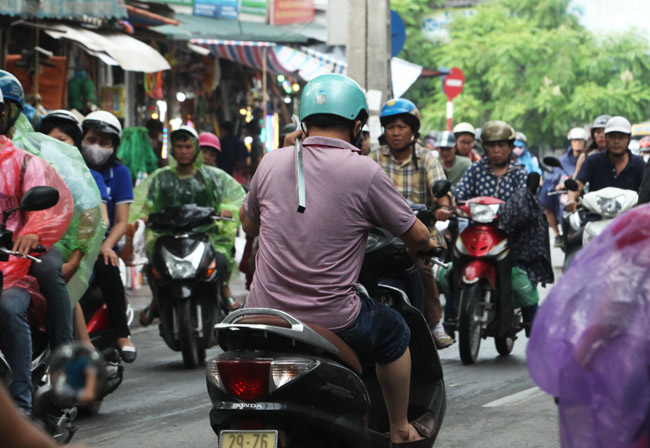 Ảnh: "Tử thần" rình rập người đi đường khắp phố Hà Nội - 5
