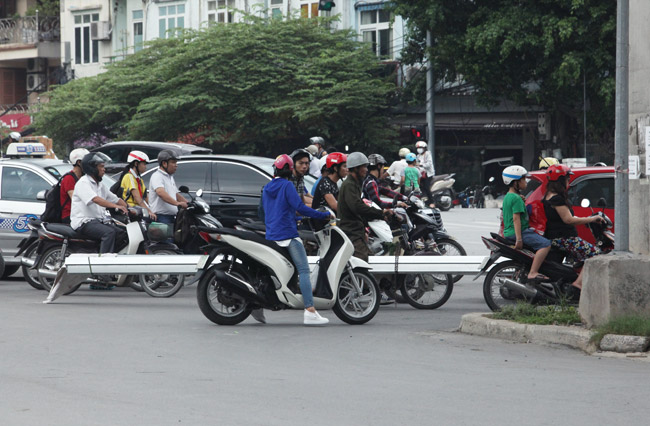 Ảnh: "Tử thần" rình rập người đi đường khắp phố Hà Nội - 10